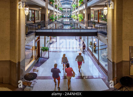 Innenraum der historischen Grove Arcade in der Innenstadt von Asheville North Carolina Stockfoto