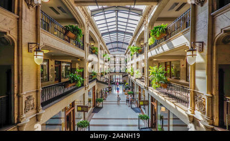 Innenraum der historischen Grove Arcade in der Innenstadt von Asheville North Carolina Stockfoto