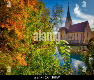 DE-BADEN-WÜRTTEMBERG: Der Blautopf und Blaubeuren Kloster (UNESCO Weltkulturerbe) Stockfoto