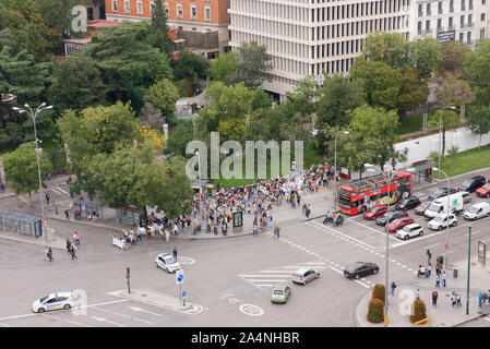 Masse der Demonstranten marschieren in Madrid, Spanien Stockfoto