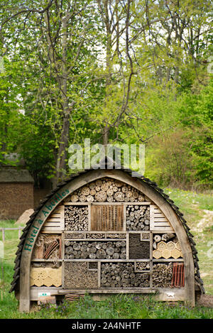 Ein Insekt hotel (auch als ein Insekt, Haus, Haus, oder Bug hotel) in einem öffentlichen Park in Paris, die Bereitstellung von Unterkünften für Insekten für eine bessere Ökosystem Stockfoto