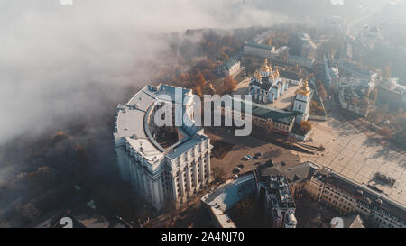 Luftaufnahme von St. Michael's Golden-Domed Kloster, wladimirskaja Gorka Park, Ministerium für Auswärtige Angelegenheiten in Kiew bei starkem Nebel, Ukraine Stockfoto