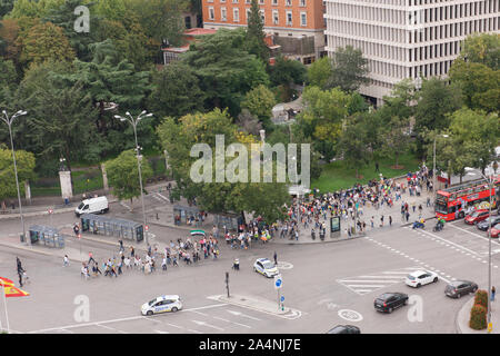 Masse der Demonstranten marschieren in Madrid, Spanien Stockfoto