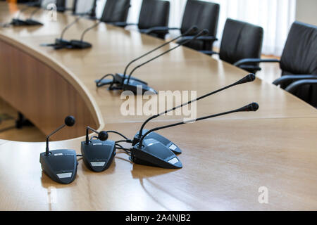 Konferenztechnik Mikrofone an einem Konferenztisch, in einem Konferenzraum, Stockfoto