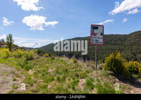 Nicht werfen Zigaretten butts Straße anmelden, weil die Gefahr von Feuer im Wald in der Nähe von Jaca, Aragon, Spanien Stockfoto