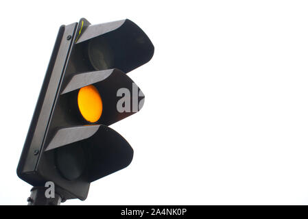 Ampel (dieser zeigt das orange Licht) mit neutralem Hintergrund. Menge kopieren. Perfekt für eine Powerpoint zu Verboten und erlaubt. Stockfoto