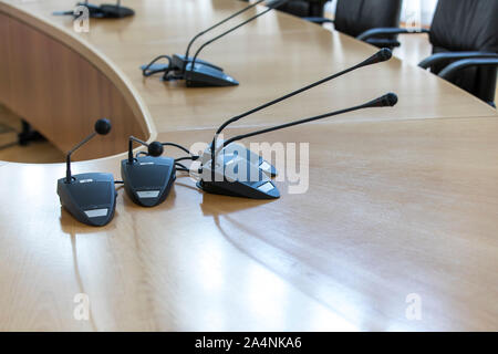 Konferenztechnik Mikrofone an einem Konferenztisch, in einem Konferenzraum, Stockfoto