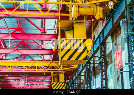 Das Innere der großen industriellen Gebäude oder Fabrik mit Stahlkonstruktionen Stockfoto