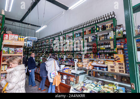 Kunden in Ultramarinos La Colosal, Calle San Francisco, Avilés, Asturien, Spanien Stockfoto