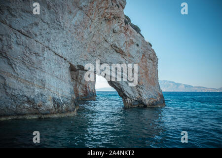 Blue Caves auf Zakynthos Insel, Griechenland. Berühmten Höhlen mit kristallklarem Wasser auf Zakynthos Insel. Stockfoto