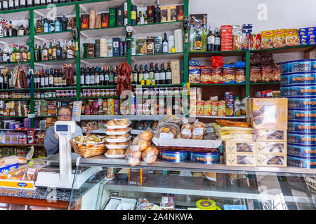 Zähler des Ultramarinos La Colosal, Calle San Francisco, Avilés, Asturien, Spanien Stockfoto