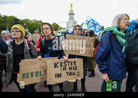 London, Großbritannien. 15. Oktober 2019. Klima Aktivisten vor dem Aussterben Rebellion Bühne eine Großeltern Protest außerhalb der Buckingham Palace. Die Aktivisten fordern von der Regierung auf, unverzüglich Maßnahmen gegen die negativen Auswirkungen des Klimawandels zu ergreifen. Credit: Stephen Chung/Alamy leben Nachrichten Stockfoto
