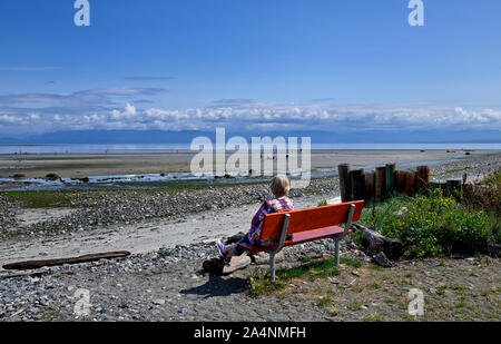 Eine Dame geniessen Sie die herrliche Landschaft bei Kye Bay, Vancouver Island, British Columbia, Kanada Stockfoto