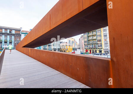 Gehweg 'La Grapa', die Klammer, verbinden Sie Oscar Niemeyer International Cultural Centre,, Avilés, Asturien, Spanien Stockfoto