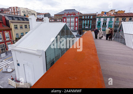 Gehweg 'La Grapa', die Klammer, verbinden Sie Oscar Niemeyer International Cultural Centre,, Avilés, Asturien, Spanien Stockfoto