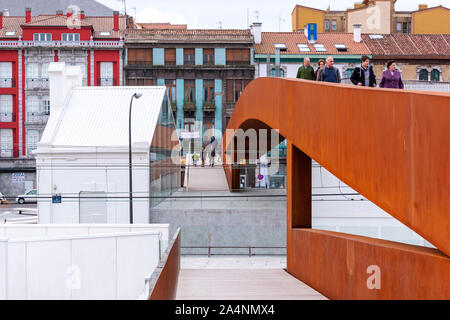 Gehweg 'La Grapa', die Klammer, verbinden Sie Oscar Niemeyer International Cultural Centre,, Avilés, Asturien, Spanien Stockfoto