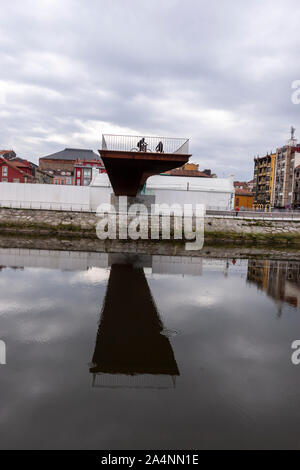 Gehweg 'La Grapa', die Klammer, verbinden Sie Oscar Niemeyer International Cultural Centre,, Avilés, Asturien, Spanien Stockfoto