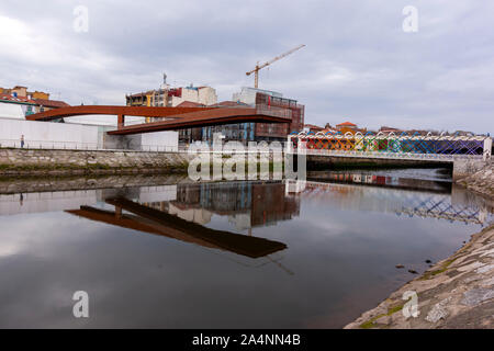 Gehweg "La Grapa' die Klammer und Puente de San Sebastián, verbinden Sie Oscar Niemeyer International Cultural Centre, Avilés, Asturien, Spanien Stockfoto