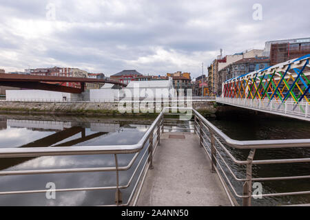 Gehweg "La Grapa' die Klammer und Puente de San Sebastián, verbinden Sie Oscar Niemeyer International Cultural Centre, Avilés, Asturien, Spanien Stockfoto