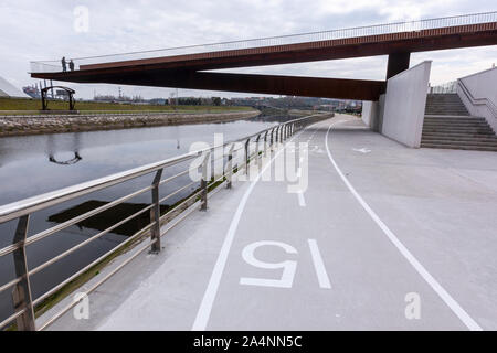 Gehweg 'La Grapa', die Klammer, verbinden Sie Oscar Niemeyer International Cultural Centre,, Avilés, Asturien, Spanien Stockfoto