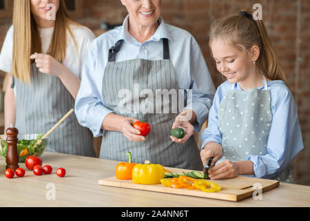 Adorable Mädchen lernen, wie Gemüse zu schneiden Stockfoto