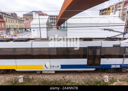 Feve Zug unter dem Laufsteg namens 'La Grapa', die Klammer, verbinden Sie Oscar Niemeyer International Cultural Centre,, Avilés, Asturien, Spanien Stockfoto