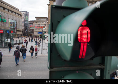 Fußgängerampel, Zebrastreifen, Fußgängerampel auf Rot, Passanten noch die Fahrbahn, Essen Kreuz, Stockfoto