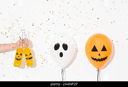 Happy Halloween Party mit gelben Cocktails und Ballons Stockfoto