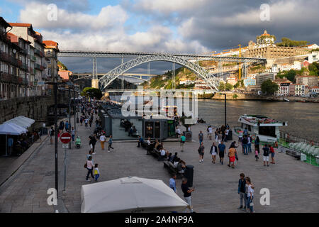 Porto, Portugal - Juli 27, 2019: szenische Sicht auf die Ribeira Bereich in der Stadt Porto mit dem Douro Fluss und den D.Luis Brücke im Hintergrund. Stockfoto