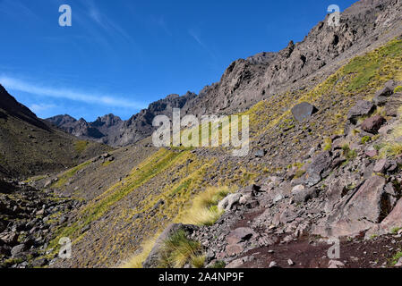 Auf dem saumweg von Imlil zum Refuge du Mufflons, die letzte Etappe vor dem Gipfel des Mount Toubkal, Hohen Atlas, Marokko, Afrika. Stockfoto