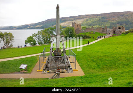 Eine Replik Trebuchet auf der Website von Urquhart Castle am Loch Ness in den Highlands von Schottland, Großbritannien, Europa. Stockfoto