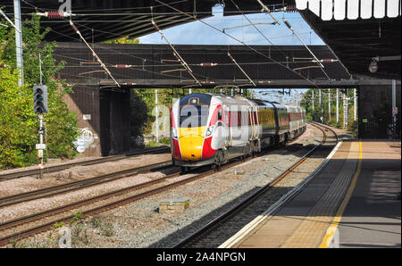 LNER Azuma Geschwindigkeiten im Süden durch den Bahnhof in Huntingdon, Cambridgeshire, England, Großbritannien Stockfoto
