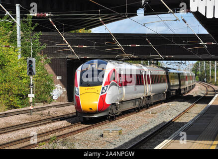 LNER Azuma Geschwindigkeiten im Süden durch den Bahnhof in Huntingdon, Cambridgeshire, England, Großbritannien Stockfoto