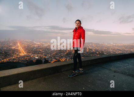 Runner auf der Spitze der Twin Peaks Stockfoto