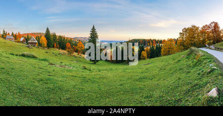 Tolle ländliche Landschaft Panorama in die Berge in der Abenddämmerung. Mischwald auf den Grashängen. Alte authentisches Dorf in der Ferne. Lage Ghetari, Alba Stockfoto