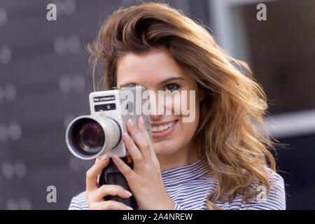 Schöne Frau mit Vintage cine-Kamera Stockfoto