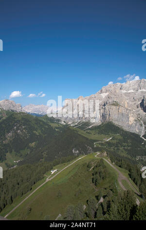 Die Grödner Joch grodner zwischen der Sella Gruppe und Grand Cir der Fanes Massiv im Abstand Wolkenstein Gröden Dolomiten Italien Stockfoto