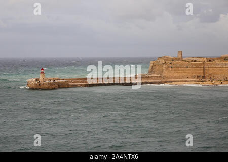 Eine allgemeine Ansicht der Ricasoli Osten Wellenbrecher am Eingang von Valletta Grand Harbour auf der Insel Malta Stockfoto