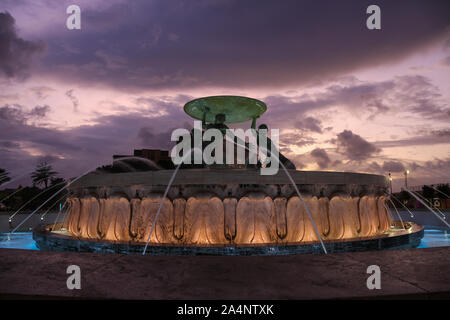 Eine allgemeine Ansicht der Tritonen-brunnen bei Sonnenuntergang am Rande der Stadt Valletta auf der Insel Malta Stockfoto
