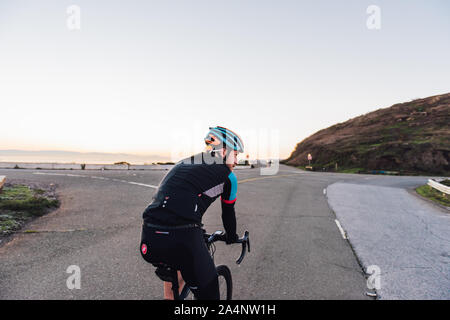 Radfahrer Radfahren auf der Spitze der Twin Peaks Stockfoto