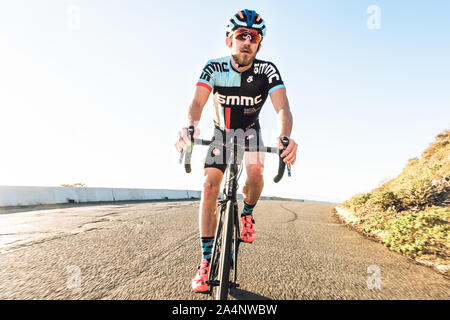 Radfahrer Radfahren auf der Spitze der Twin Peaks Stockfoto