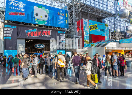 Besucher und Fans nehmen an der New York Comic Con Comic-, Film- und Übereinkommen. Stockfoto