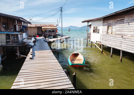 Aufgrund der schlechten Stadtteil Kota Kinabalu, Sabah, Malaysia. Alte Holzhäuser und Stege auf Stelzen Stockfoto