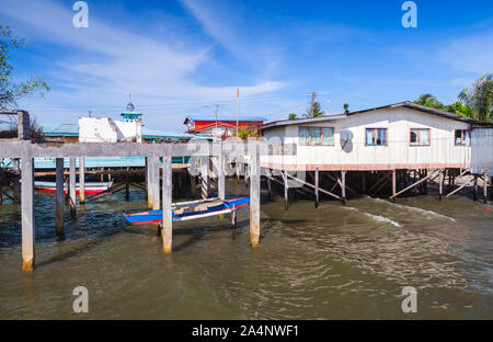 Holzhäuser, Brücken und Scheunen auf Stelzen. Aufgrund der schlechten Stadtteil Kota Kinabalu, Sabah, Malaysia Stockfoto