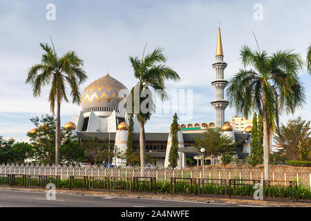 Sabah Staats Moschee oder Masjid Negeri Sabah an Sembulan Kreisverkehr in Kota Kinabalu, Malaysia Stockfoto