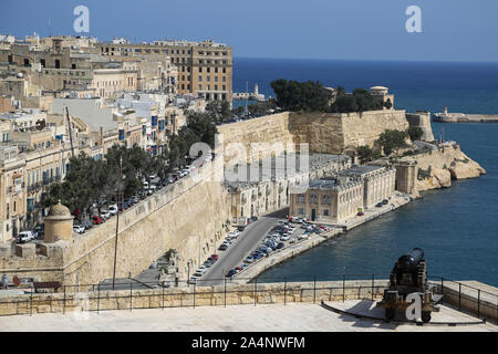 Eine allgemeine Ansicht des unteren Barrakka Gärten von vom oberen Barrakka Gärten in Valletta auf der Insel Malta genommen Stockfoto