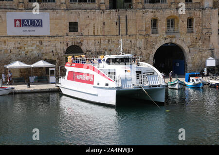 Die Valletta Fähren Boot in Vittoriosa Yacht Hafen vor der Reise von der Drei Städte nach Valletta in Malta Stockfoto