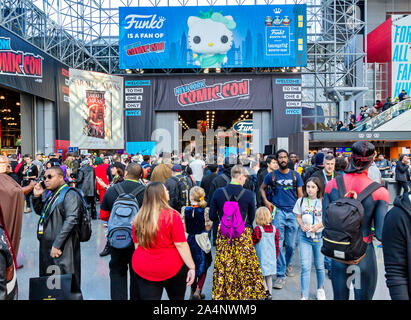 Besucher und Fans nehmen an der New York Comic Con Comic-, Film- und Übereinkommen. Stockfoto