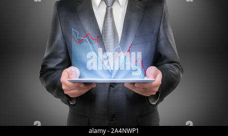 7/8-Porträt eines Kaufmanns holding Tablet mit fallender Diagramm oben Es Stockfoto