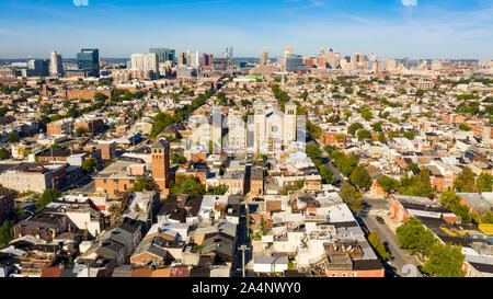 Reihe Häuser, Kirchen, Parks und Geschäfte gibt es in der Stadt von Baltimore Stockfoto